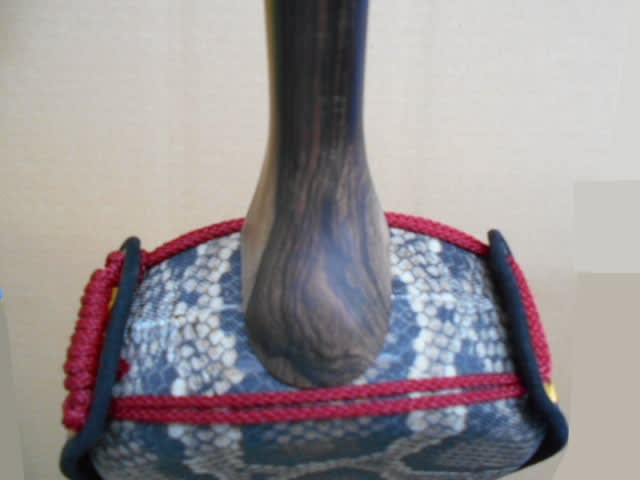棹に塗りなしの三線 - 沖縄三線.com