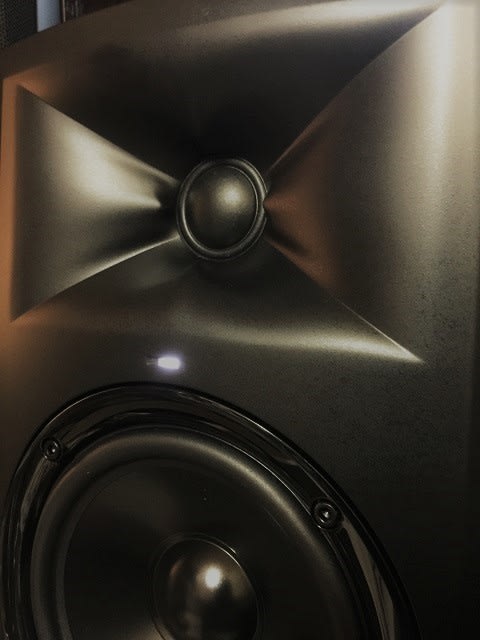 JBL LSR305 - Guitars On Broadway JBL LSR305 - Guitars On Broadway