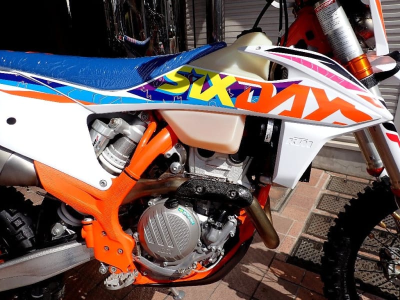 【人気商品！】 STOCKのUSED KTM 250EXC-F SIXDAYS 2022YM シートとタイヤを新品 パーツ