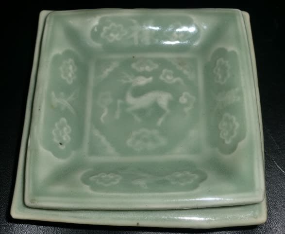 三田青磁陽刻鹿文様四角小皿2枚 - 夜噺骨董談義