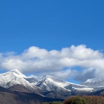 青空に白麗浮かべる八ヶ岳見ながらインボイス説明会に参加する。