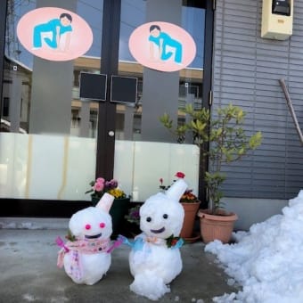 ホワイトアウトが一転銀世界に！ 治療院の雪かきの後で雪だるまづくり