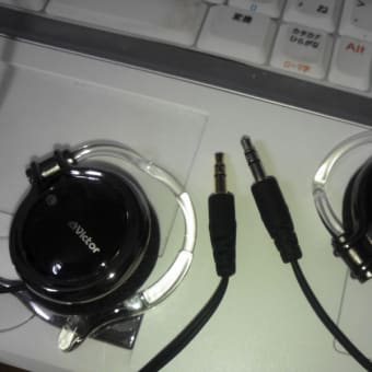 左から PSP PC スマホ PC な机の上