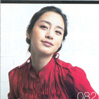 雑誌 【MOVIEWEEK】 <中天>キム・テヒ-太陽のように明るい彼女。 華やかな初めの一歩