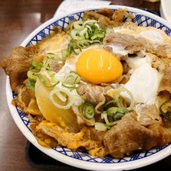 界隈・吉野家 で 月見牛とじ丼