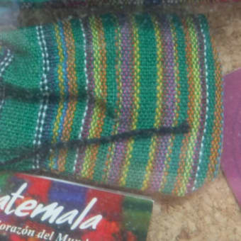 グアテマラ織物のタテ縞に似せて腰機で織る