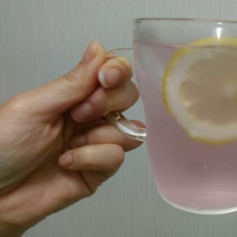 色の変わるハーブティー
