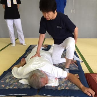 9月の月例練習会、「肩甲下部の圧し方上達」見つめ繰り返し練習   