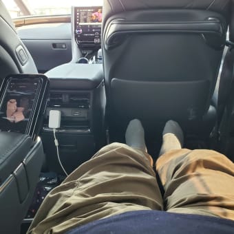 40系ヴェルファイアPHEVは待ち車？として最高です。晩ご飯は牛すじチーズハンバーグ