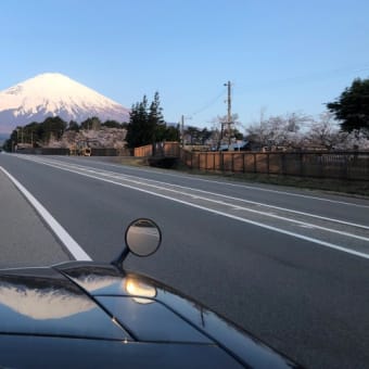 ボンネットに映る逆さ富士