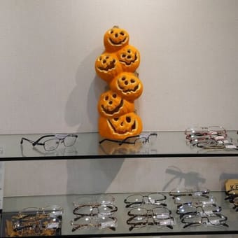 横浜 大口通商店街 糸川メガネの店内をハロウィン仕様にしました！