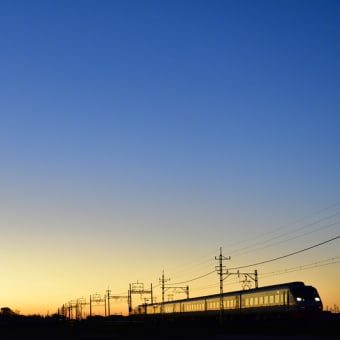 東武伊勢崎線　夜明けを迎えるローカル列車！！