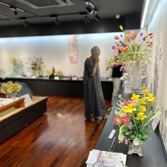 福岡市天神、粘土の花の展示会始まりました。