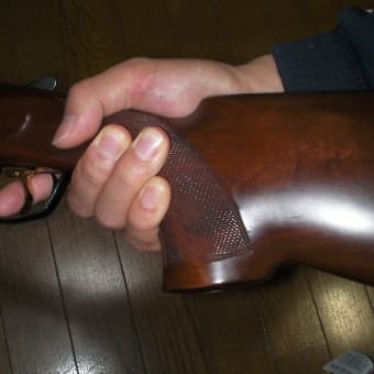 銃のグリップの握り方