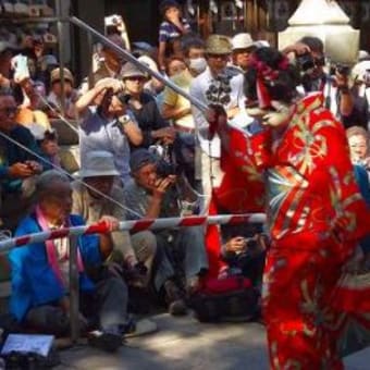 おおぜいの観客が詰めかけた東久留米市 「南沢獅子舞」
