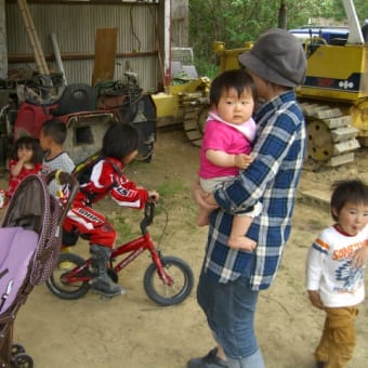 KoONIバイクにまたがる