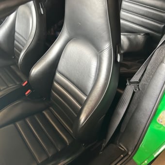 緑色のオープンカーも出た〜