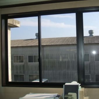2階のオフィスの窓側からの日差しは強いです！
