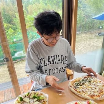 雨の日は焼きたてピザとスパークリングワインで！