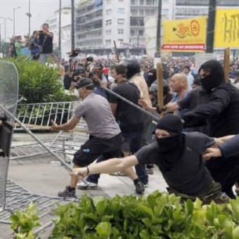 アテネで数万人が財政健全化反対デモ、警官隊と衝突し数名負傷