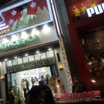 ミョンドン　化粧品の通りになっています