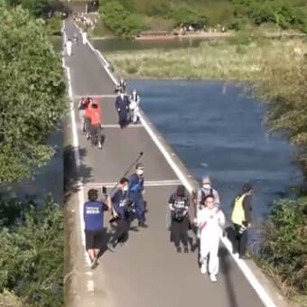 四万十川を渡る聖火ランナー　佐田沈下橋