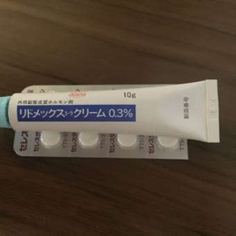 虫刺されで目が腫れた