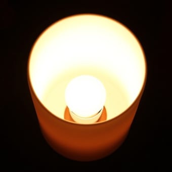 旭川発 夜中の授乳ママを手助け 無段階調光ランプ
