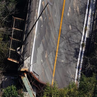 4月初めに出た画像は崩落した阿蘇大橋