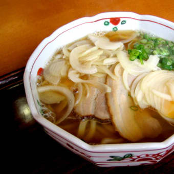 煮込み豚と玉ネギのうどん(うどん明水亭)