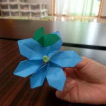 折り紙お花を作る