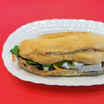 バインミー☆サンドイッチ（神田神保町）の「サイゴンハム＆豚パテ」「ベトナムハム＆鶏レバー」