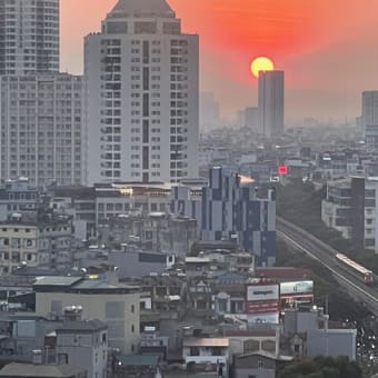 ベトナムハノイの「嵐の前の静けさ？」（きれいな夕焼けと新都市交通）