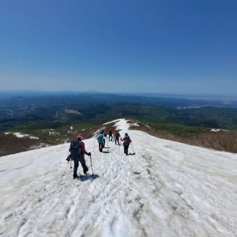 残雪の守門岳（新潟県）　No444