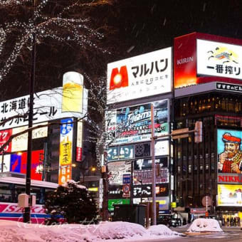 すすきの交差点ニッカ大看板とポラリス