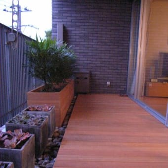 マンションバルコニーウッドデッキ施工、植栽