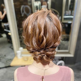 ショートヘアのルーズアップ