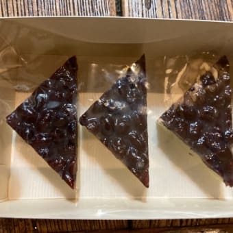 だんご屋さんのくるみかき氷。６月の５日間限定の和菓子水無月。