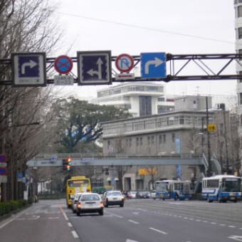 左車線からの右折