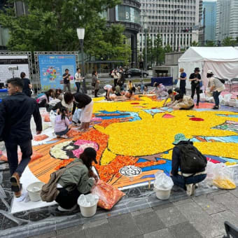 三菱一号館広場のバラと