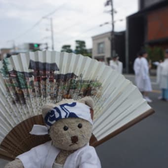 京都「祇園祭」の神幸祭。「八坂神社」から始まる神輿渡御。「弓矢町」の武者行列ののぼり旗はどこ？