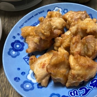 キュウリを食べる