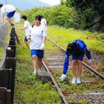 近江鉄道の4駅で清掃活動　東近江・朝桜中学生ら、ごみ拾いや除草