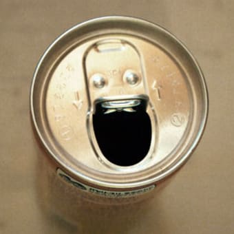 顔に見える缶