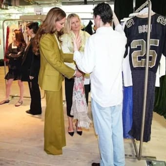 キャサリン皇太子妃、ビクトリア・ベッカムのスーツで御登場