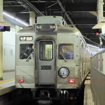 阪急京都線1300系1301F「うさぎ号」~ちいかわコラボ(十三にて 阪急京都線1300系1301F「うさぎ号」~ちいかわコラボ(十三にて