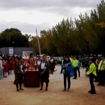 松井康之の号令で行列出発（長岡京ガラシャ祭2017）