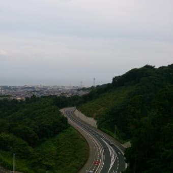 山側道路からの眺め ～塙山団地入口交差点～