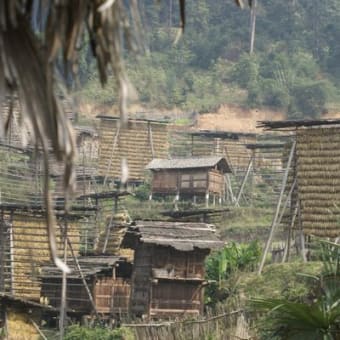 貴州少数民族の村の高床式倉庫