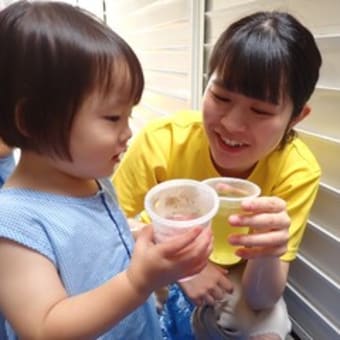 かば　1歳児　色水遊び・８月６日のこと